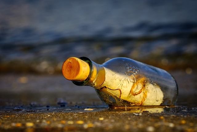 forrás: https://pixabay.com/photos/message-in-a-bottle-bottle-sea-3437294/