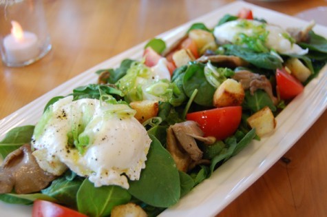 Kerti saláták kefires–bazsalikomos majonéz öntettel, laskagombával és tojással gazdagítva 